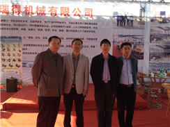 中國建筑機械協(xié)會會長張小軒在福瑞得機械產(chǎn)品展位親切交談 中國建筑機械協(xié)會會長張小軒在福瑞得機械產(chǎn)品展位親切交談