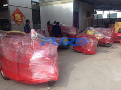 福瑞得機(jī)械座駕壓路機(jī)、大容量灌縫機(jī)，小型灌縫機(jī)包裝完畢準(zhǔn)備發(fā)貨