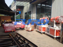 福瑞得機(jī)械壓路機(jī)、二次結(jié)構(gòu)澆注機(jī)、霧炮準(zhǔn)備發(fā)貨