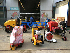 七月，福瑞得灌縫機(jī)、灌縫膠等路面養(yǎng)護(hù)設(shè)備發(fā)貨忙