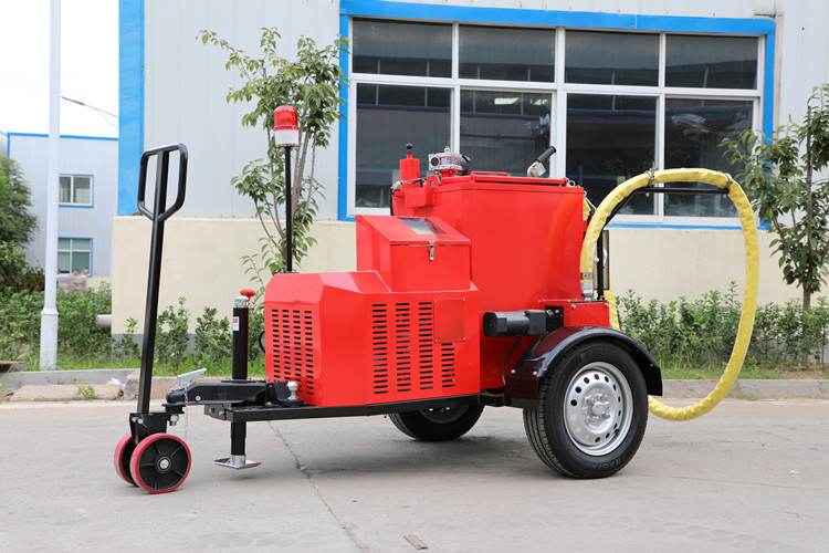 雨季未結束前，灌縫都是公路養(yǎng)護的主要工作