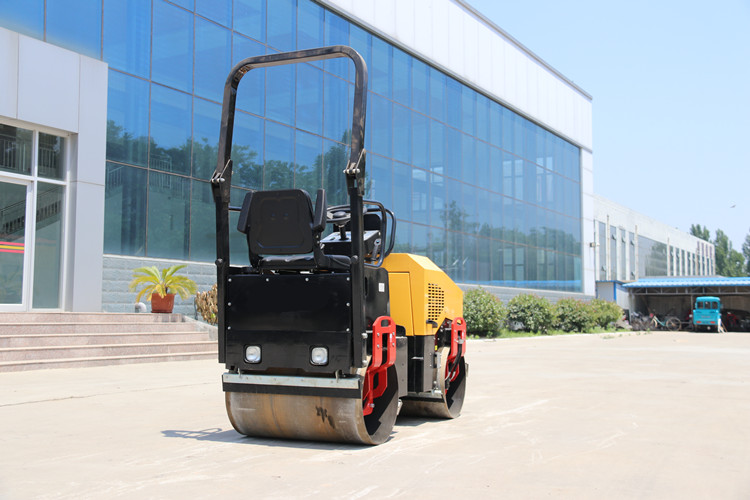 小型振動壓路機(jī)，只使用不保養(yǎng)也是萬萬行不通的