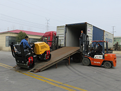 福瑞得機(jī)械13臺(tái)雙鋼輪壓路機(jī)打包裝車出口阿根廷 福瑞得機(jī)械13臺(tái)雙鋼輪壓路機(jī)打包裝車出口阿根廷