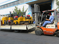 福瑞得機械4臺小型壓路機裝車發(fā)往河南。